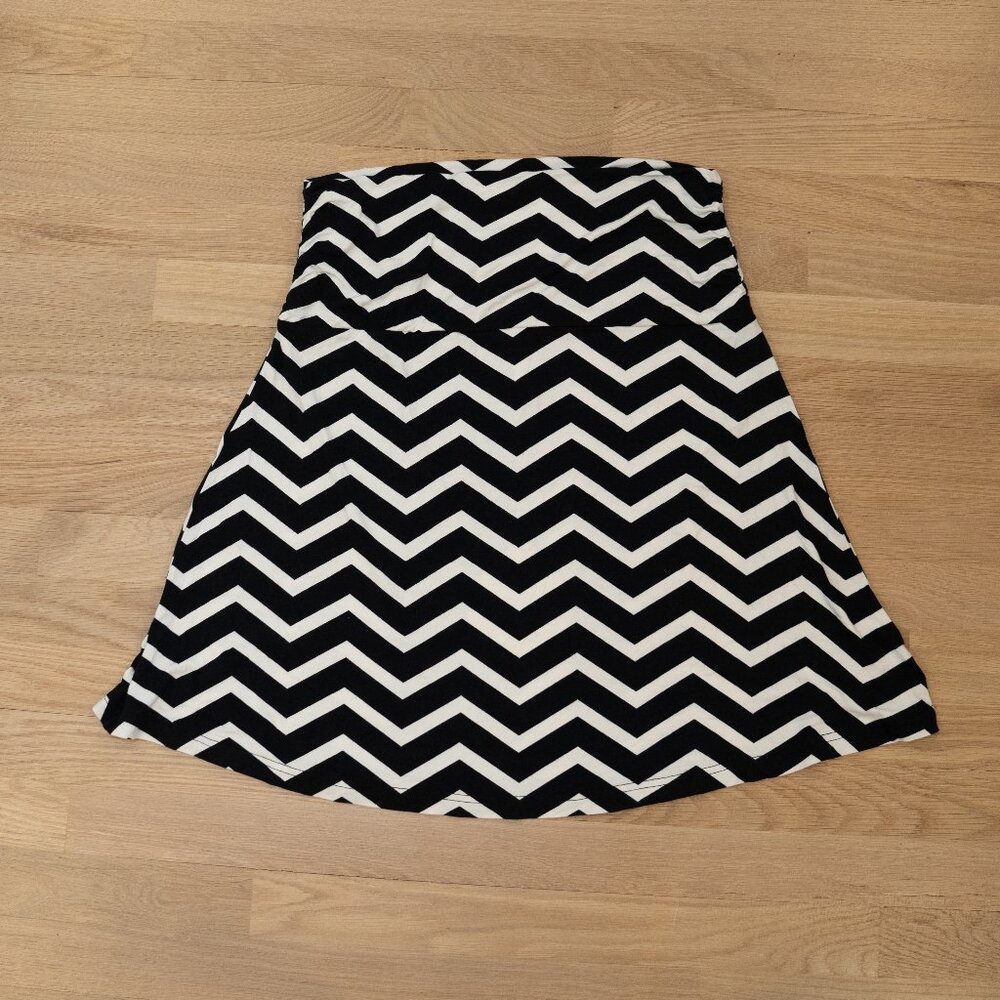 Yala black and white chevron skirt with elastic waist, medium